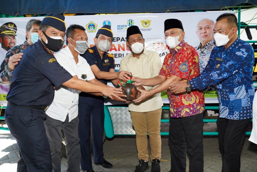 Dongkrak Kinerja Ekspor, MenKopUKM Lepas Pengiriman Mangga Gresik ke Singapura