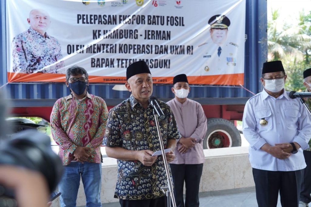 Tekan Impor, MenKopUKM Teten Masduki Luncurkan Cangkul Merah Putih Berlabel SNI