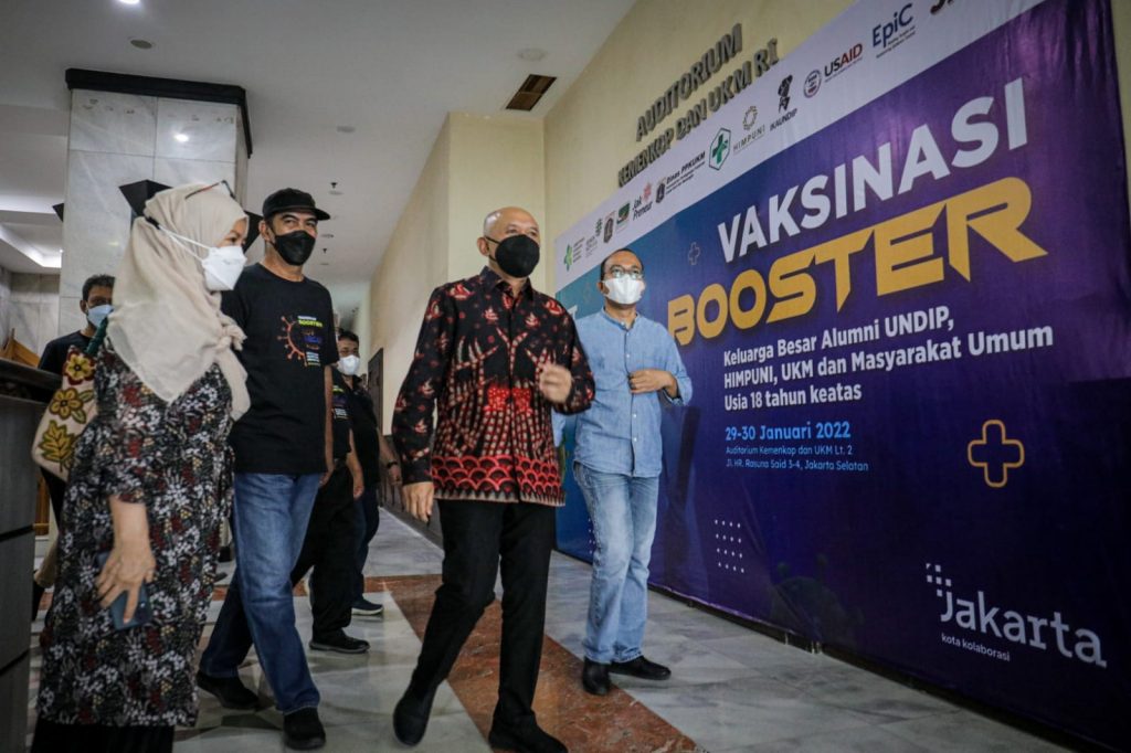Gelar Vaksinasi Booster, Menteri Teten Harapkan Kasus Covid-19 Omicron Dapat Dikendalikan