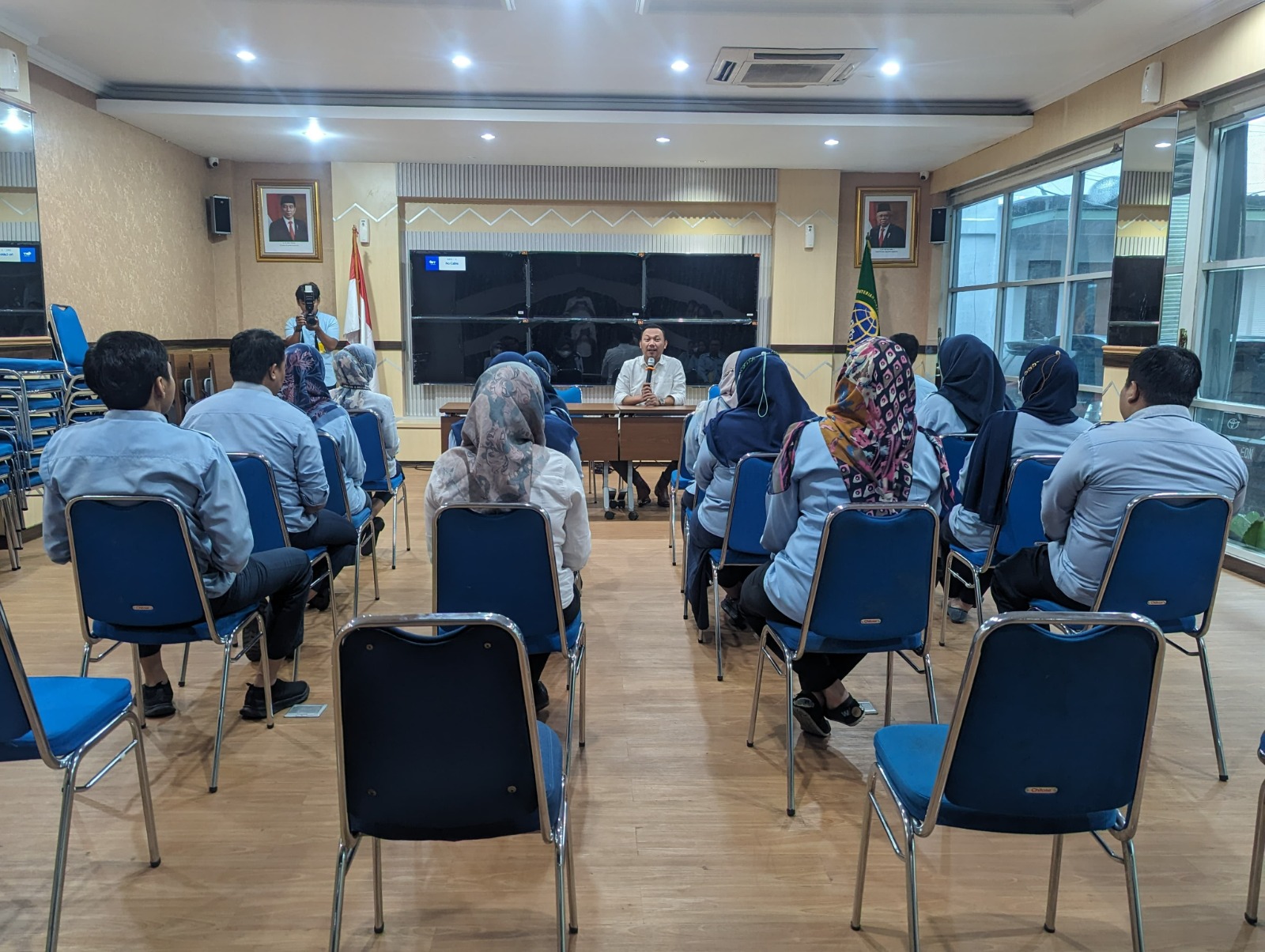 Didampingi Kasubag Tata Usaha Nina Windialika, Kepala BPN Kota Depok Indra Gunawan memberikan pengarahan terkait perubahan jam kerja. (Foto: BPN Kota Depok)