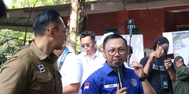 Kepala BPN Kota Depok Indra Gunawan sedang memberi penjelasan ke menteri AHY