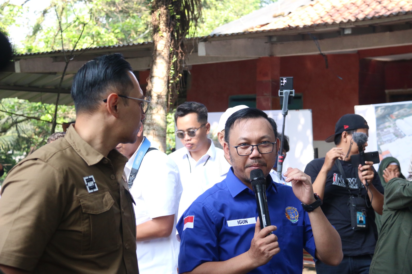 Kepala BPN Kota Depok Indra Gunawan sedang memberi penjelasan ke menteri AHY