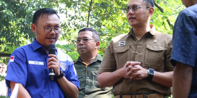 Kepala BPN Kota Depok Indra Gunawan bersama Menteri ATR BPN Agus Harimurti Yudhoyono