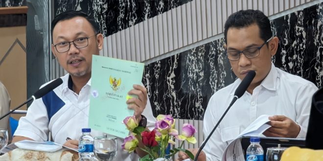 Kepala BPN Kota Depok Indra Gunawan didampingi Kepala Survei dan Pemetaan Yoga Munawar, dalam rapat koordinasi. (Foto Dok/BPN Kota Depok)