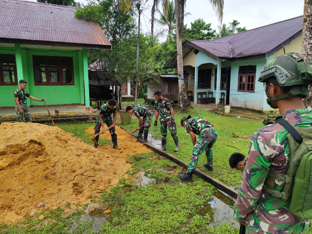 Sambut Peringatan Hari Kemerdekan RI ke-79 , Satgas Yonif 762/VYS Membantu Penyiapan Lapangan Upacara
