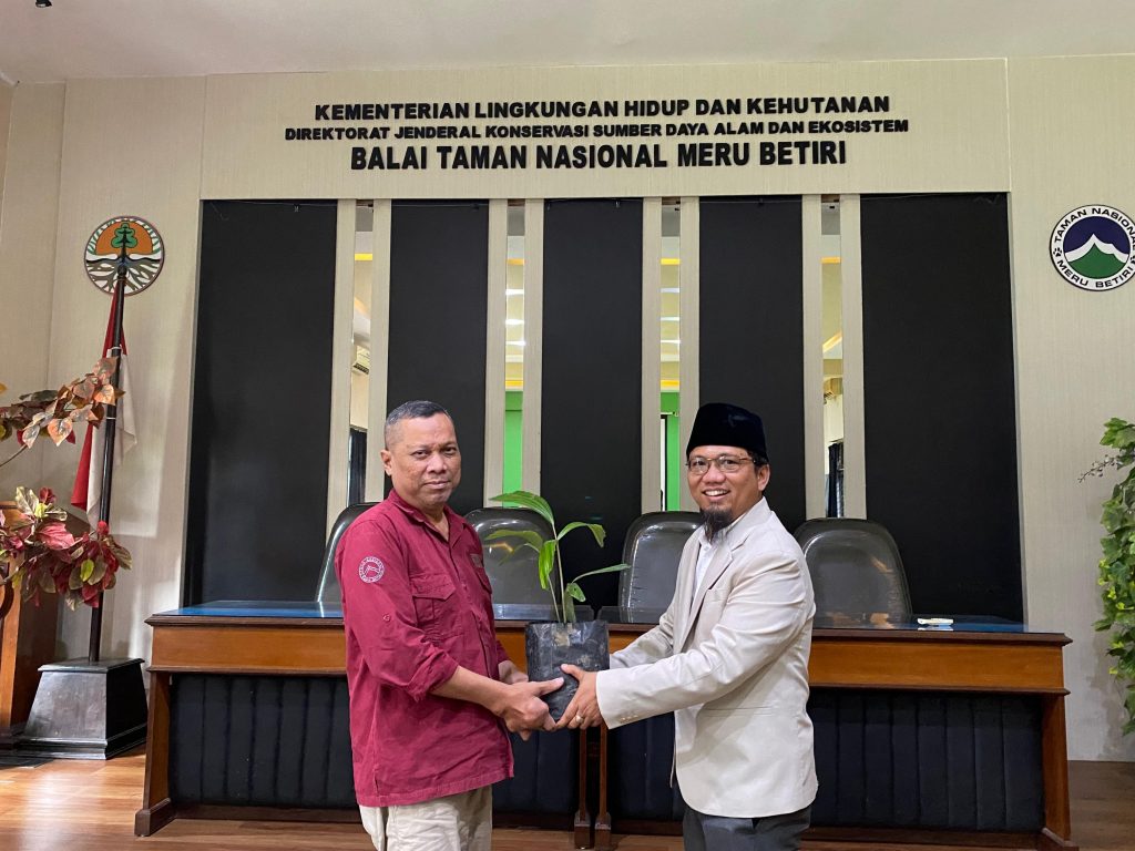 PT Mitratani Dua Tujuh menyerahkan bantuan berupa 165 bibit aren