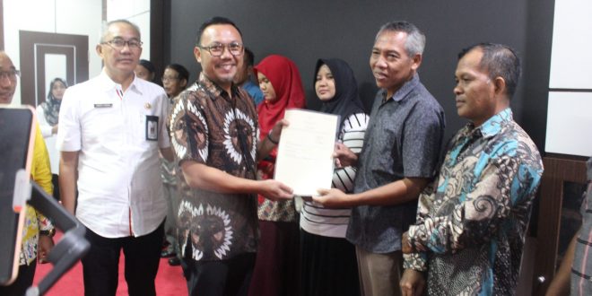 Kepala BPN Kota Palangka Raya Indra Gunawan menyerahkan 10 sertifikat elektronik yang diberikan kepada penerima manfaat hadir dalam kesempatan tersebut, Pemkot Palangka Raya dan stakholder terkait