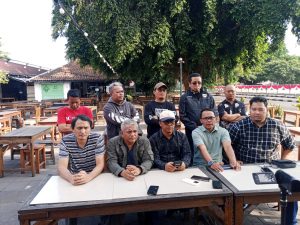 Aktivis 98 Indonesia desak Prabowo Subianto segara melakukan reshuffle kabinet.