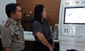 Ruviana didampingi Kepala Kantor Pertanahan Kota Palangka Raya cetak sertifikat elektronik di Anjungan Mandiri.