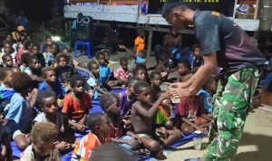 Nonton Bareng Film Edukasi, Satgas TMMD Bagikan Makanan Bergizi kepada Anak-Anak Kampung Keakwa