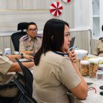 Kepala Kantor Pertanahan Kota Palangka Raya Ferdinan Adinoto bersama jajaran mengikuti rapat koordinasi pengendalian inflasi daring, Senin 10 Agustus 2026.