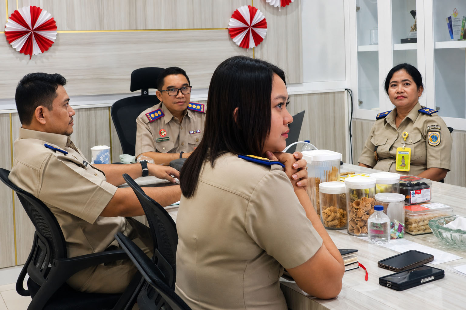 Kepala Kantor Pertanahan Kota Palangka Raya Ferdinan Adinoto bersama jajaran mengikuti rapat koordinasi pengendalian inflasi daring, Senin 10 Agustus 2026.