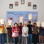 Kantah Tana Toraja serahkan 66 sertifikat elektronik PTSL ke warga Malimbong Balepe.