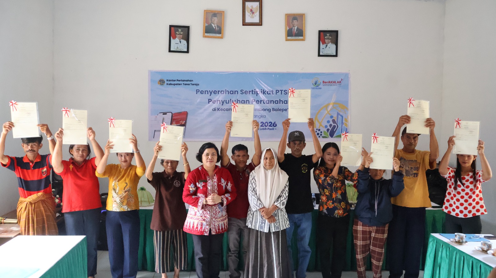 Kantah Tana Toraja serahkan 66 sertifikat elektronik PTSL ke warga Malimbong Balepe.